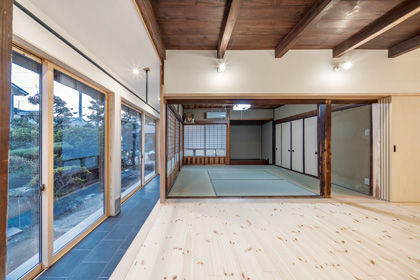 シンプルモダンな空間に 日本家屋の意匠が映える家