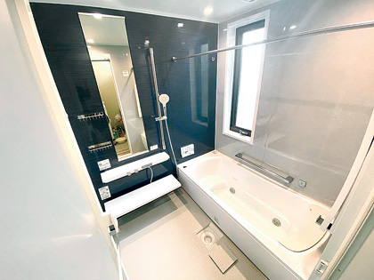 頑固なカビで汚れた浴室がシンプルで明るい快適な空間に！