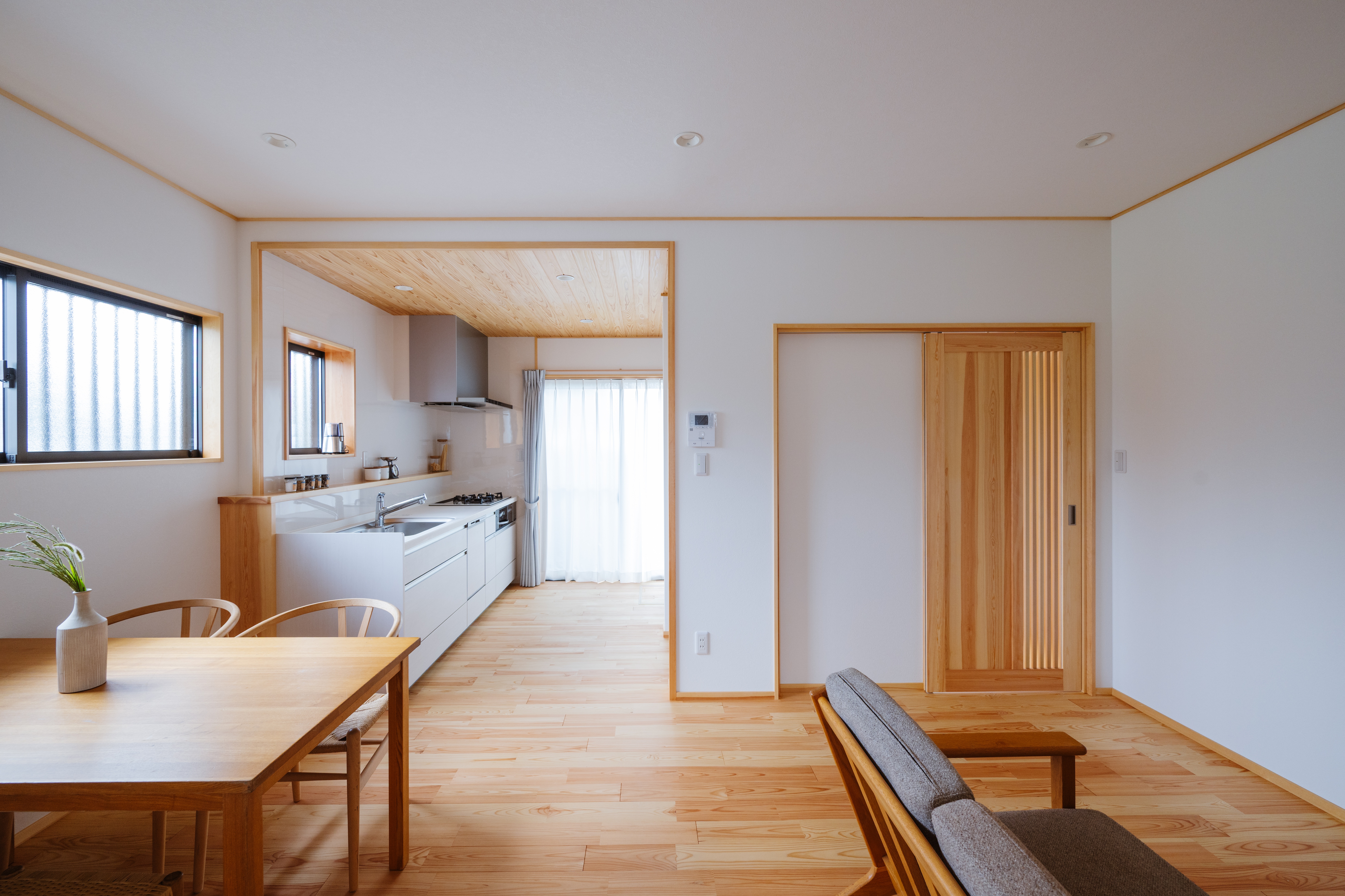 小さな平屋の暮らしを無垢リノベーションでもっと心地良く、のびやかに